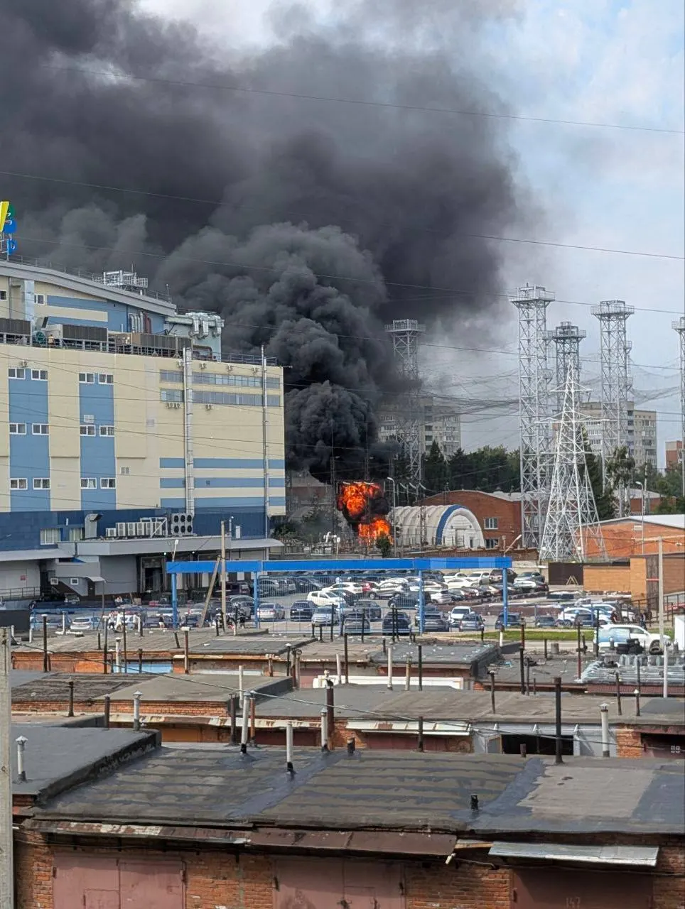 В Чебоксарах произошёл пожар на электроподстанции рядом с МТВ-центром; жители сообщают о взрыве и массовых отключениях электроэнергии.