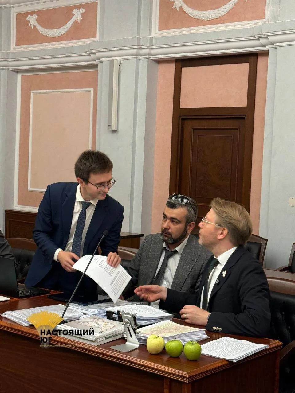На заседании Верховного суда представитель ЦИК указал на нарушения в агитационных материалах и при работе с OpenAI; решение может повлиять на текст бюллетеня.