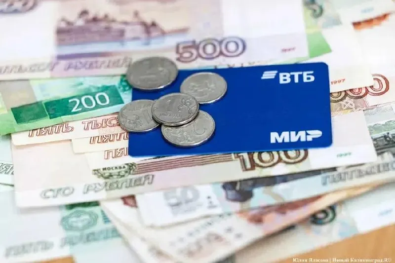 В России завершаются подготовительные работы к внедрению третьей формы национальной валюты: цифрового рубля, который появится в обращении осенью 2026 года.