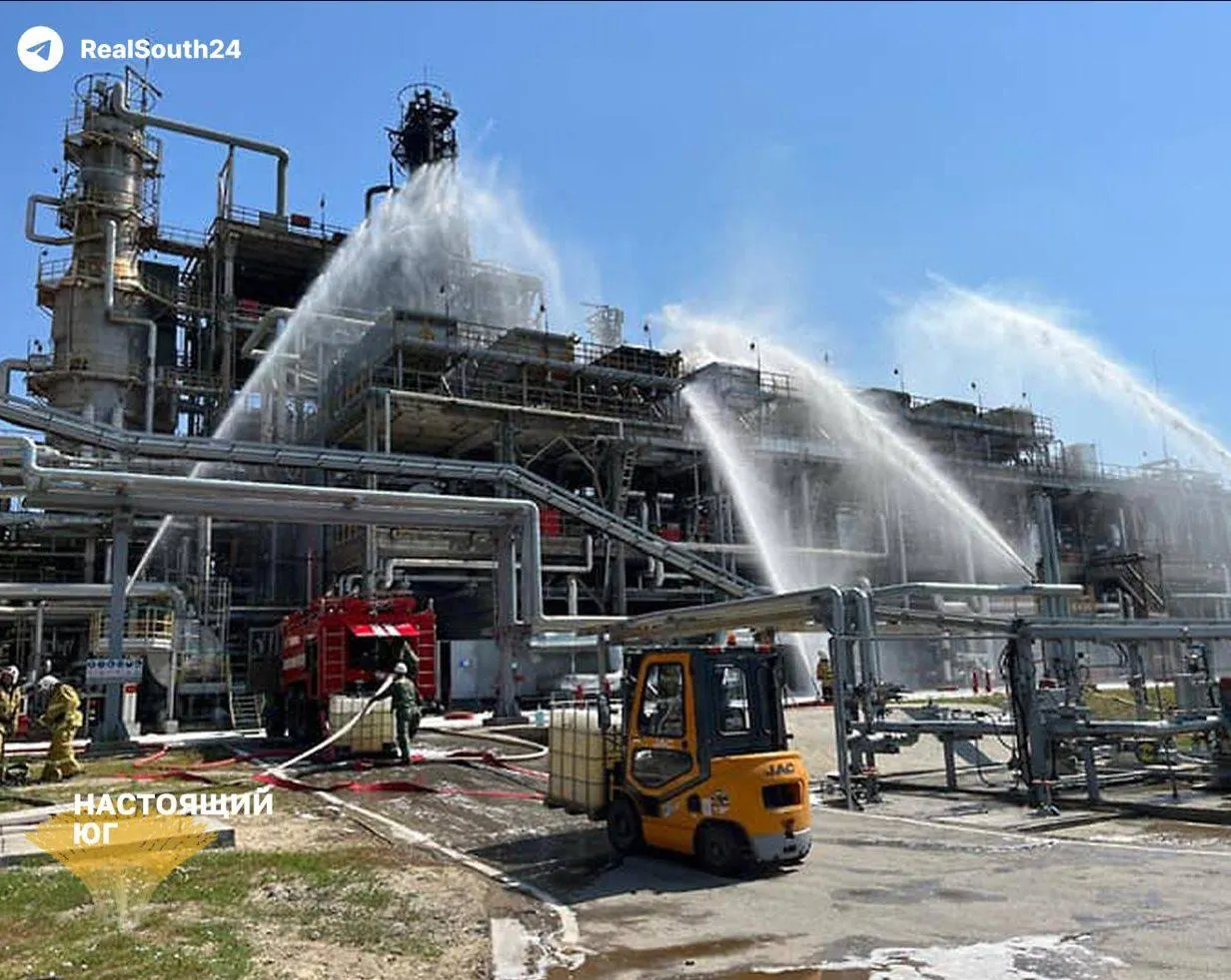 Август оказался тяжёлым для российской нефтепереработки: серия атак на НПЗ привела к снижению переработки и росту цен на топливо на фоне мер госрегуляции.