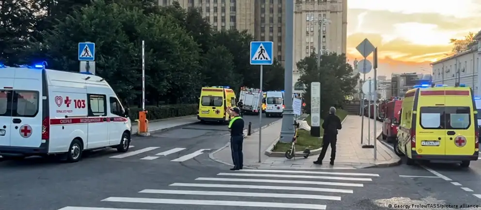 У ресторана на Кудринской площади прогремел взрыв: по данным следствия, погибли не менее пяти человек, десятки пострадали. Рассматривают версию покушения на главнокомандующего ВКС; возбуждено дело по статье о теракте.