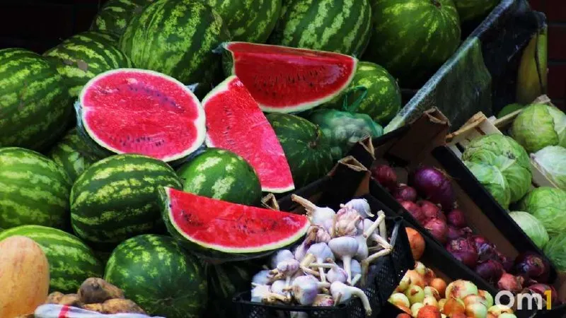 Разрезанные арбузы и дыни могут представлять угрозу для здоровья. Роспотребнадзор напоминает о запрете на разрезку плодов и призывает покупать бахчевые только в официальных местах торговли.