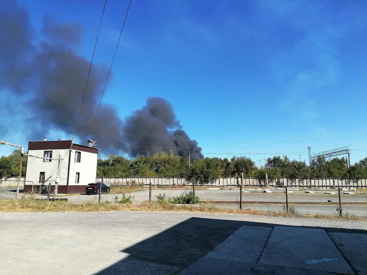 В регионе действует тревога из‑за беспилотников. Жителям советуют оставаться дома, укрываться и сохранять бдительность; возможны перебои в связи. Сообщается о возможной атаке на Орский НПЗ и последствиях в регионе.