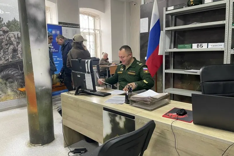 Власти опровергли слухи о мобилизации; эксперты отмечают психологическое давление на общество и активное освещение темы в СМИ.