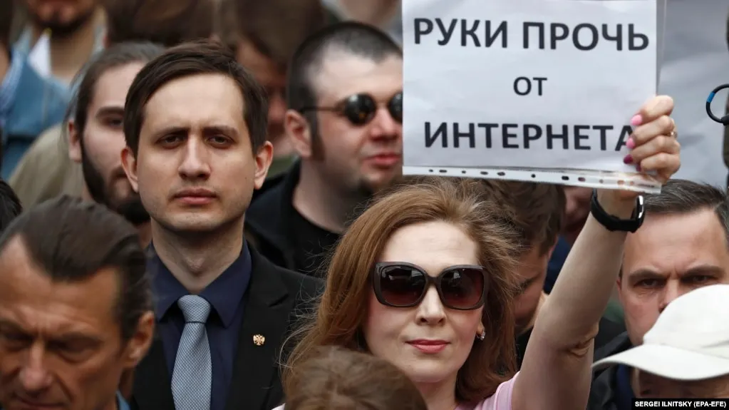 Регулятор усилил меры против обхода ограничений, затронув VPN‑сервисы и IP‑адреса известных площадок; аналитики предупреждают о рисках для свободы в интернете.