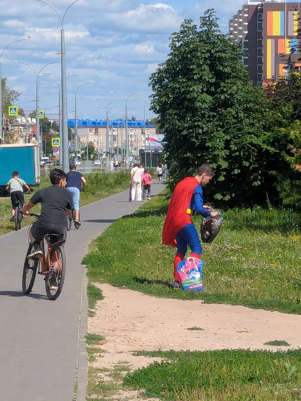 В Чебоксарах школьник в костюме супергероя вышел на уборку улиц в Юго-Западном районе, помогая убрать мусор.