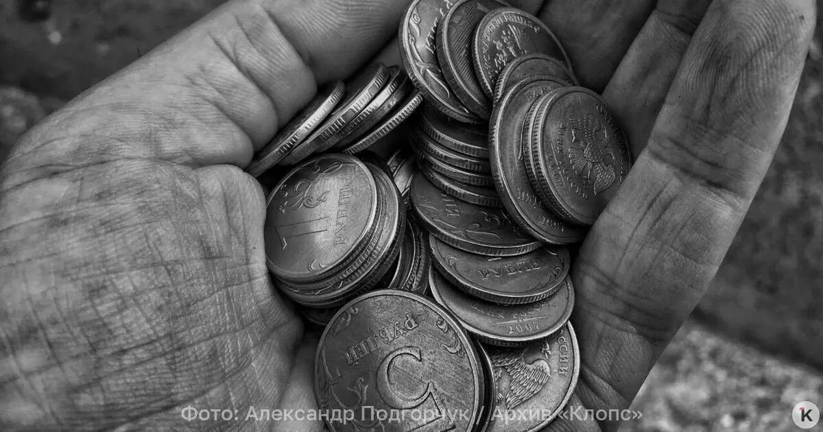 По данным ведомств, в июле 2026 года средняя пенсия по старости достигла 27 224 рубля; работающим пенсионерам приходится жить на примерно 24 900 рублей в месяц.