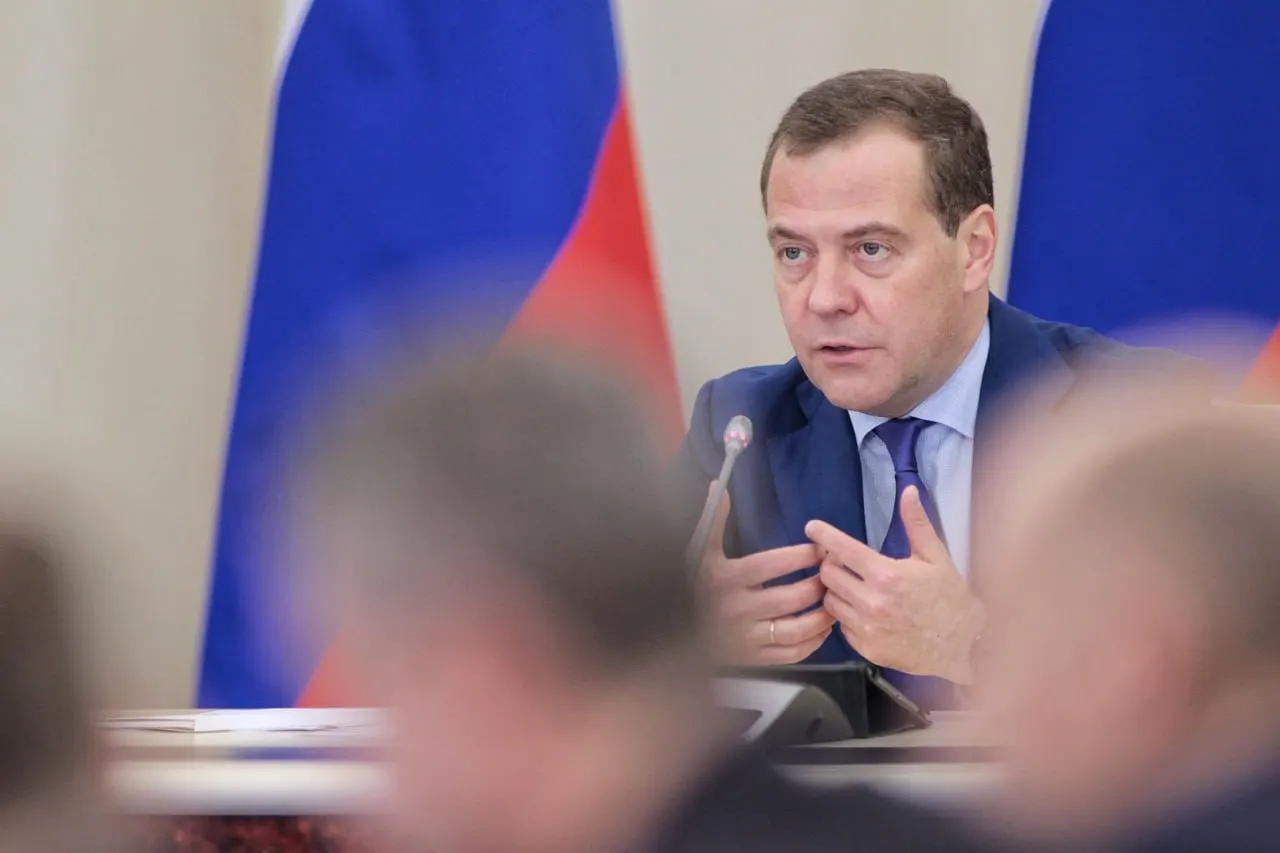 Председатель партии «Единая Россия» заявил, что прекращение или приостановка СВО не снимет идеологическую борьбу с Западом; он добавил, что проблемы с воспитанием есть не только у оппонентов, но и у нас.