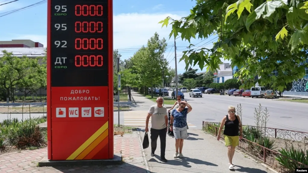 Бензин исчез в Геленджике и окрестностях; очереди на АЗС продолжаются, власти вводят лимиты на отпуск топлива и запреты на канистры.