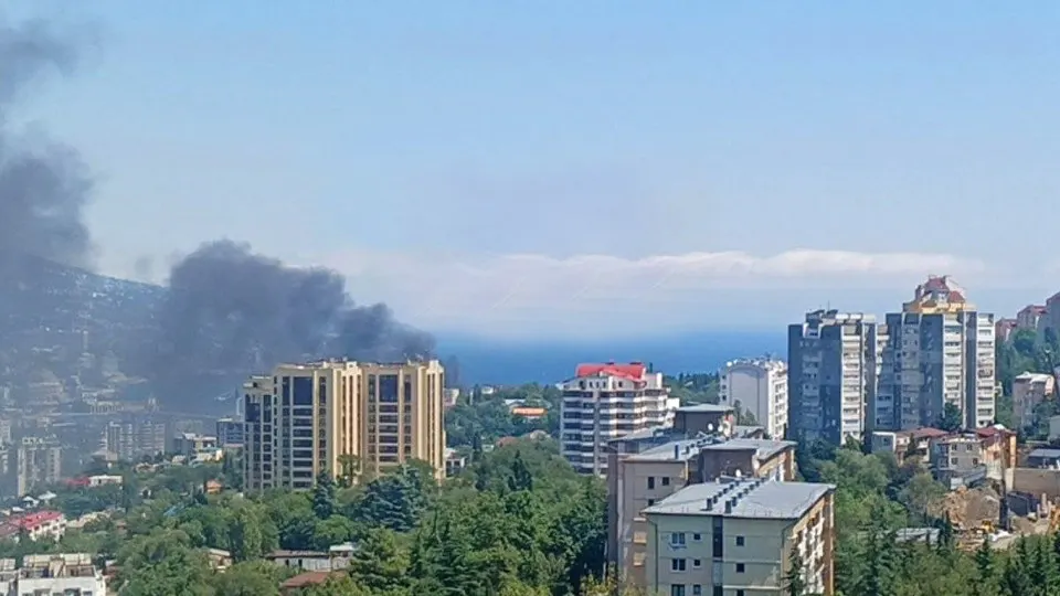 После атаки беспилотников у Ялты зафиксирован пожар в здании на набережной и эвакуация жителей; данные о ходе событий поступают постепенно.