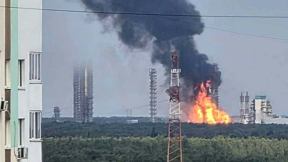Крупнейший нефтехимический комплекс в Тюменской области остановился после атаки беспилотников. Вести расследование и последствия атаки изучают специалисты отрасли.
