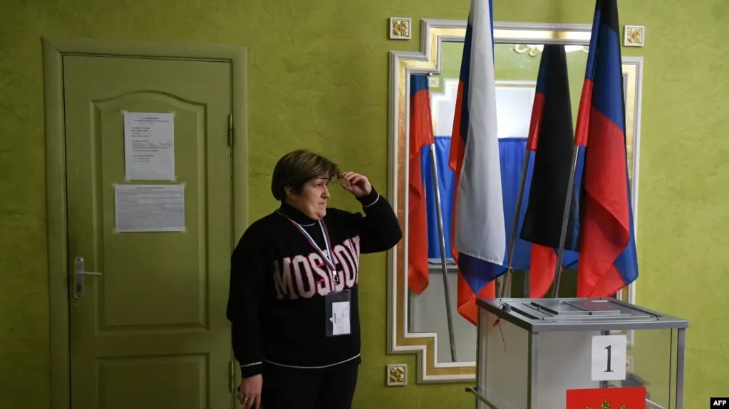 По регионам России фиксируются случаи давления на работников бюджетной сферы перед предстоящими выборами: принуждают голосовать за конкретных кандидатов через дистанционное электронное голосование и менять избирательные участки.