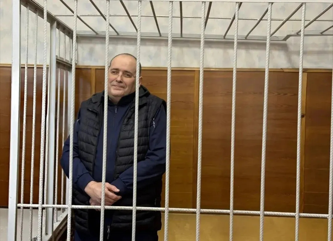 Бывший заместитель министра ЖКХ признан виновным в получении взяток. Суд назначил 9 лет колонии строгого режима и общий срок 14 лет (с учетом предыдущего приговора). Общая сумма взяток — около 4,41 млн рублей, из которых обвиняемый получил не менее 2,7 млн.