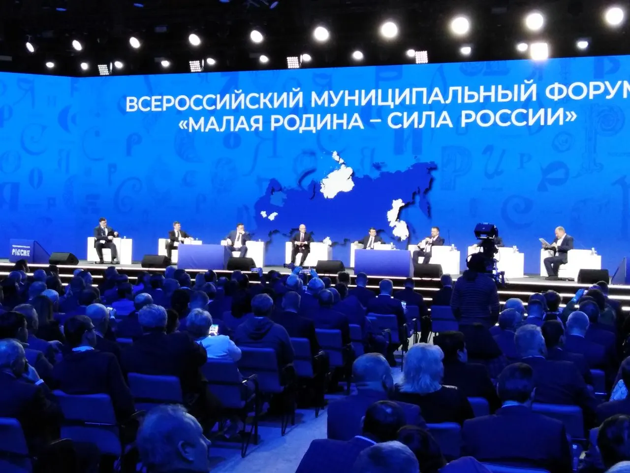 Указ устанавливает ежегодный форум и церемонию вручения премии, организатор — Всероссийская ассоциация развития местного самоуправления; ответственность за организацию возложена на Сергея Кириенко.