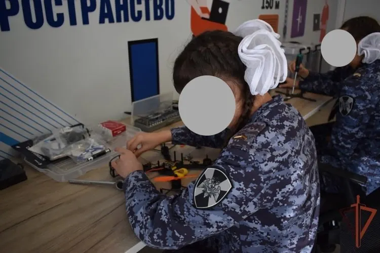В школе №65 Чебоксар запустили профильный класс дронов: школьники изучают типы БПЛА, сборку, моделирование и ремонт.