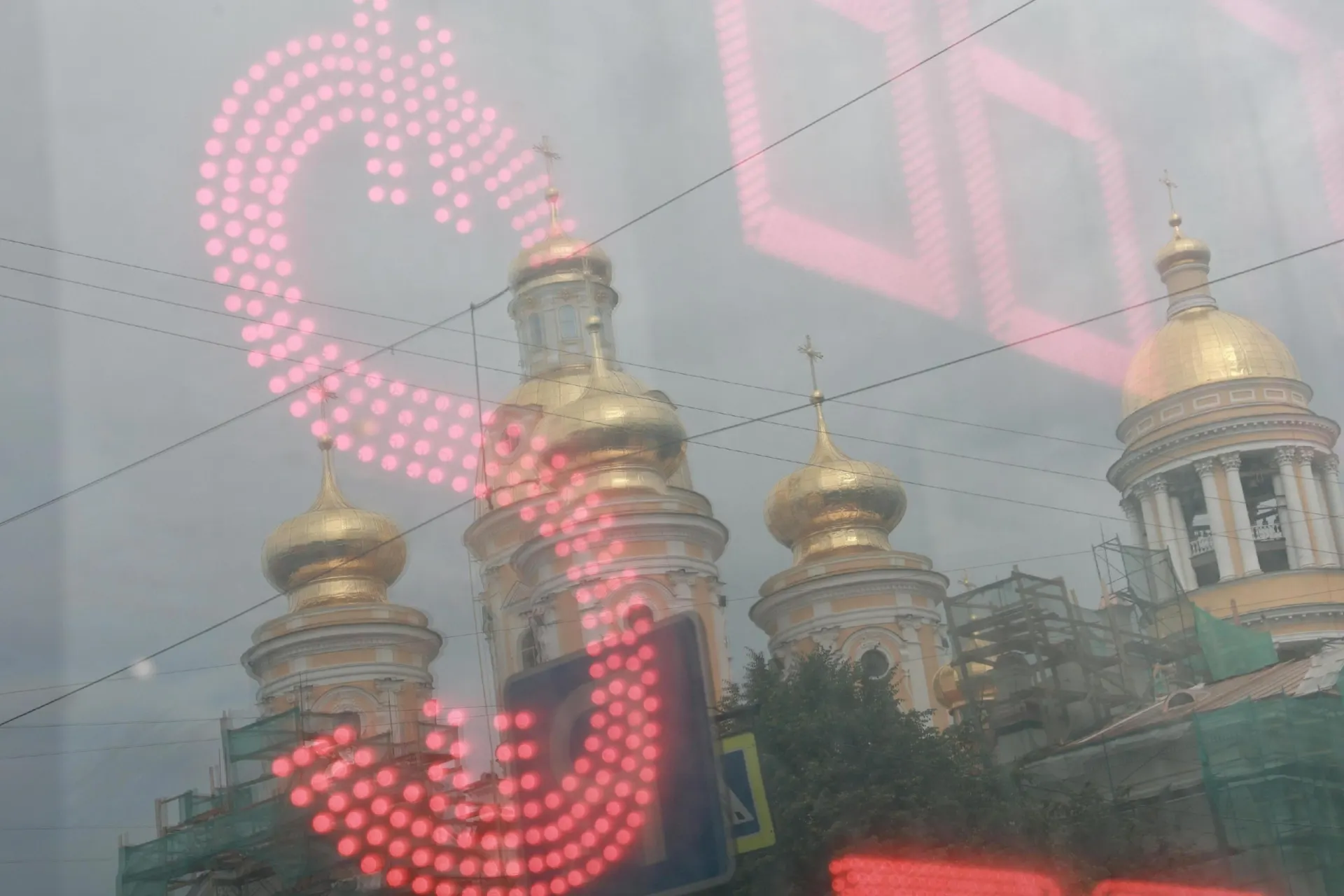 Курс рубля продолжает слабеть на фоне дефицита валюты; эксперты анализируют возможные сценарии и последствия для экономики.