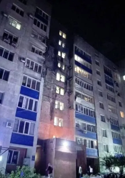 За ночь над регионами России сбиты 516 беспилотников; повреждены порт Усть-Луга и жилой дом в Новокуйбышевске. Обстановка остается напряженной на фоне атак.