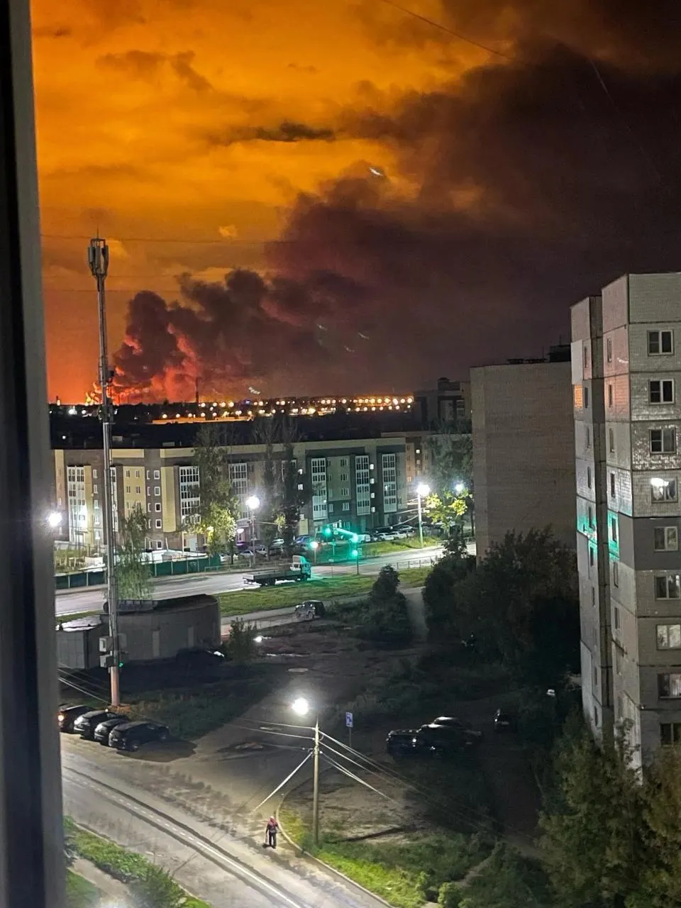 Беспилотники атаковали Ярославскую и Ростовскую области, а также Московский регион. Повреждён нефтеперерабатывающий завод и частично отключено электроснабжение; жертв нет.