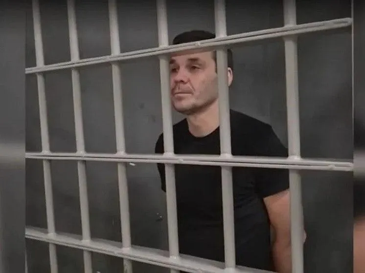 48-летний Максим Артемов получил 14 лет колонии строгого режима за госизмену, плюс два года ограничения свободы и штраф 200 тысяч рублей; обвинение связывает действия с переводами денег на ВСУ.