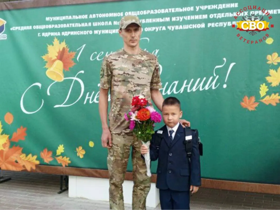 В Чувашской республике на 1 сентября на торжественной линейке присутствовали ветераны и семьи погибших, что вызвало обсуждения о милитаризации школьной жизни.
