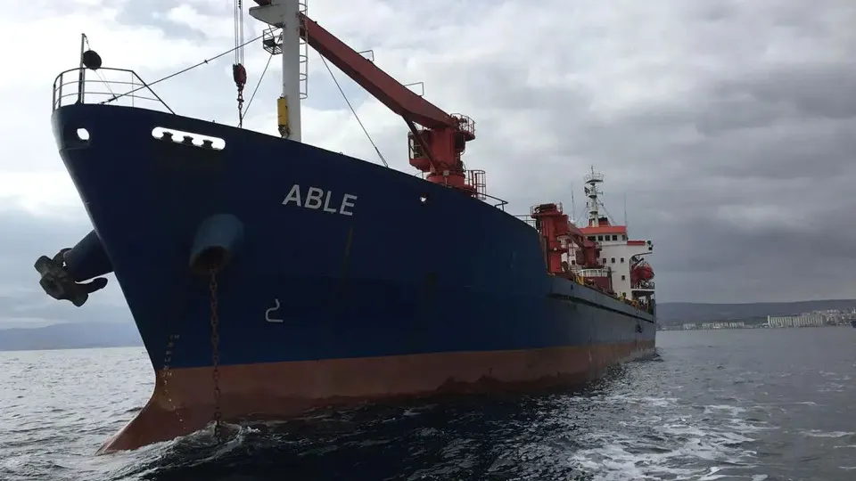 Во вторник в Черном море у берегов Болгарии два торговых судна были атакованы беспилотниками; одно затонуло. По словам премьер-министра Румена Радева, предварительные данные указывают на применение беспилотников. Это второе подобное происшествие за сутки.