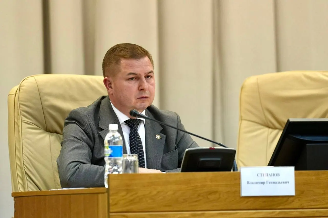 Очередной кадровый ход в правительстве Чувашии: Владимир Степанов ушёл с должности вице-премьера после отставки министра культуры Светланы Каликовой.