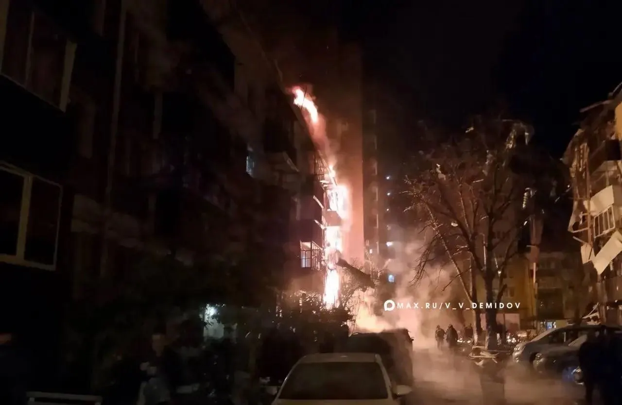 За ночь по Белгородской области и глубже в страну были зафиксированы более 500 беспилотников; мирные жители пострадали, один человек погиб.