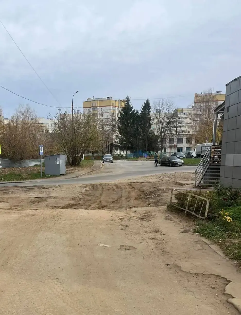 После замены трубопровода дорогу между домами №2 и №4 не восстановили; жители района вынуждены ходить по грязи и рискуют травмами.