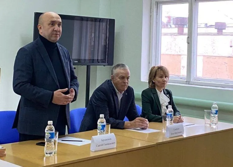 Следственные органы завершили расследование дела о вспышке норовируса в школе №4: пострадавшими признаны 217 учащихся и 10 сотрудников. Заведомо обвиняемая по делу — заведующая производством столовой.